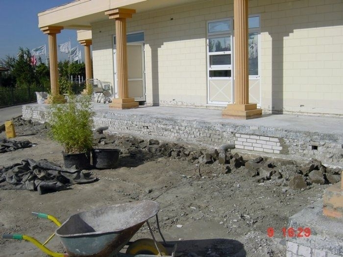 Brokling-Bouw-Verbouwingen-overkapping-ondersteunt-door-pilaren-met-betonnen-terras-geplaatst-aan-pand
